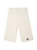 Moncler Enfant logo-patch chinos - White