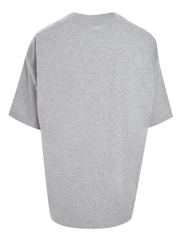 【関税込み】VETEMENTS グレー Illusion ロゴ Tシャツ VETEMENTS Illusion Logo T-shirt | Grey | FARFETCH