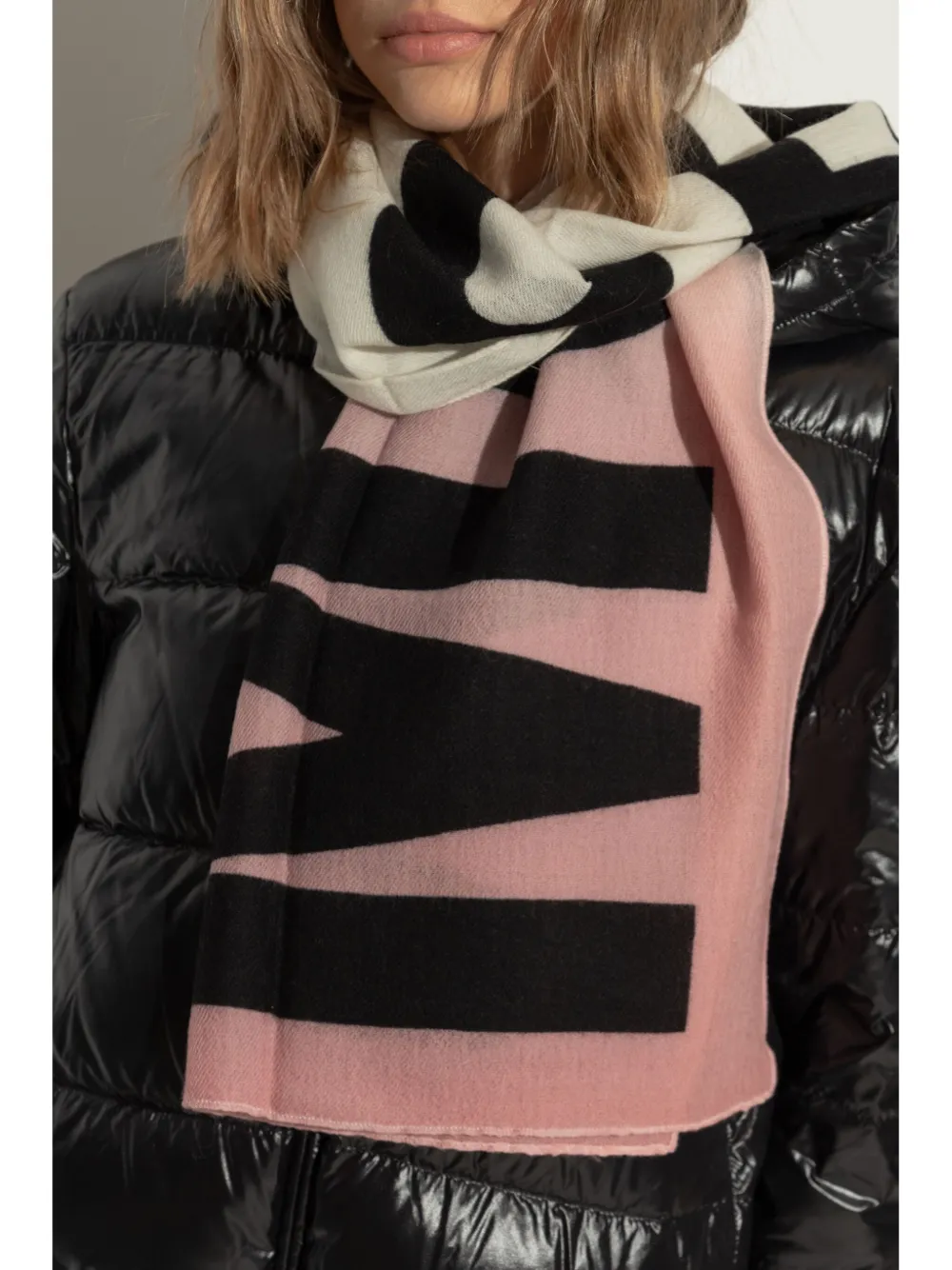 Moschino logo-intarsia wool scarf - Roze
