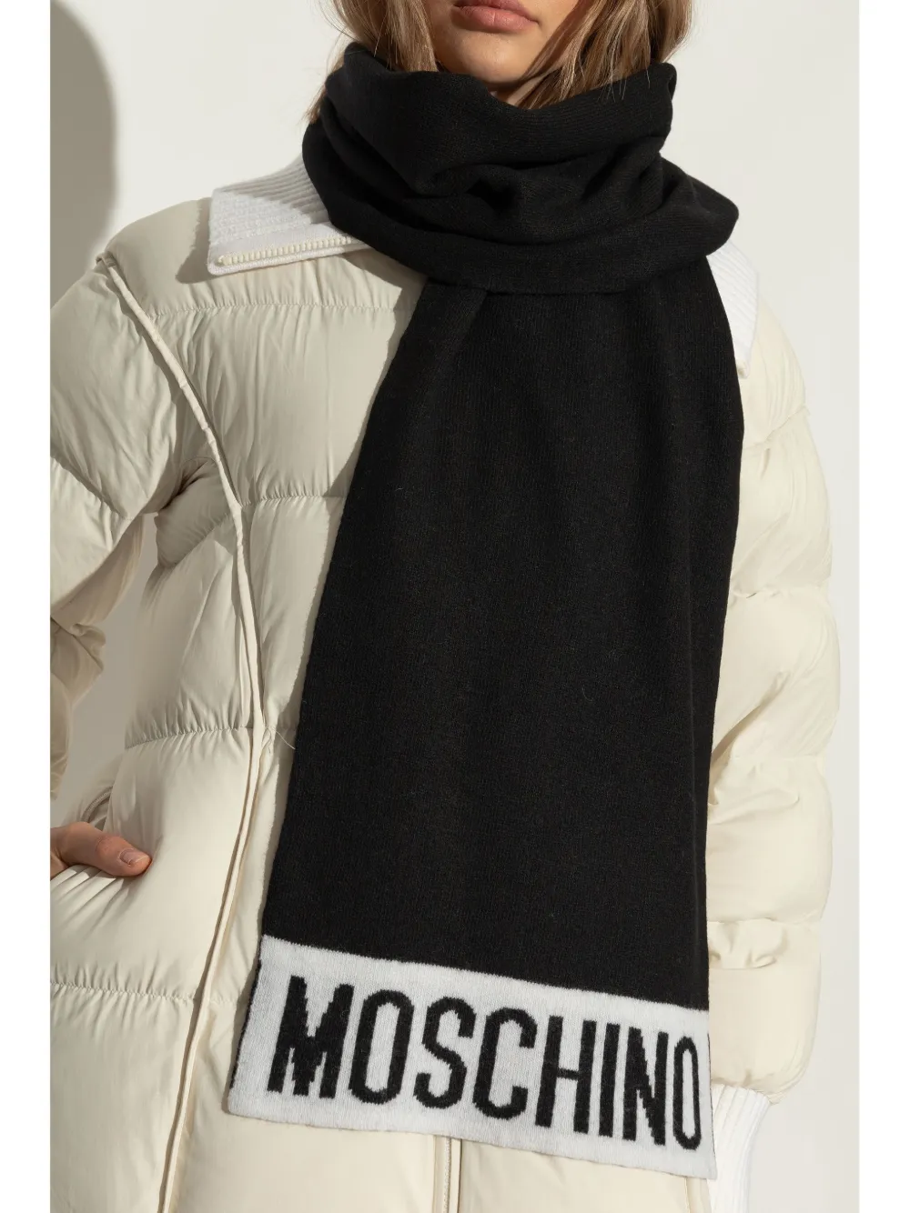Moschino intarsia knit-logo scarf - Zwart