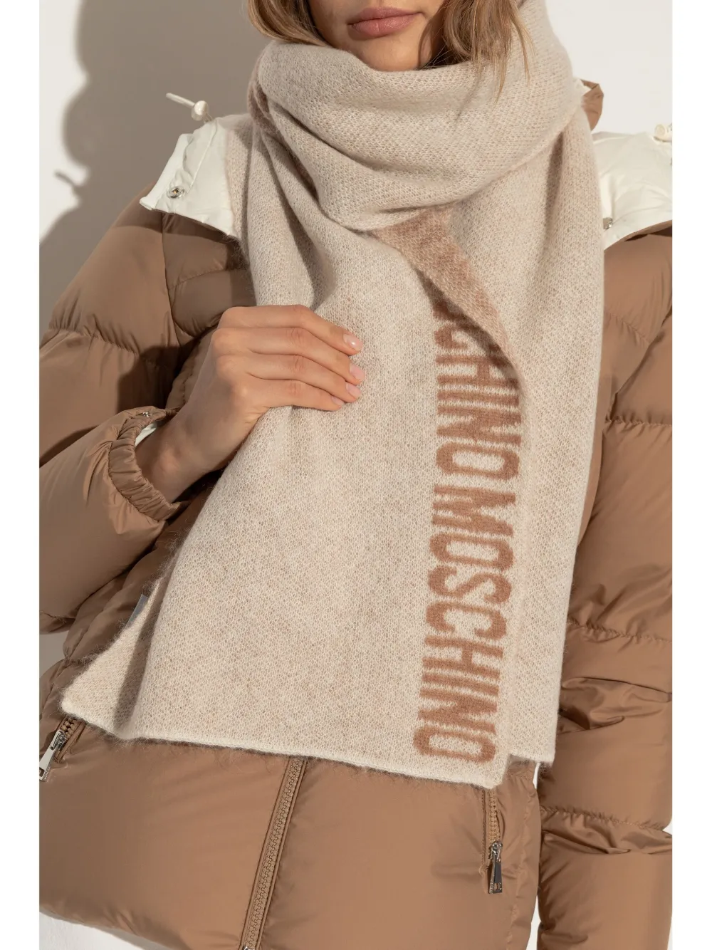 Moschino intarsia-knit logo scarf - Beige