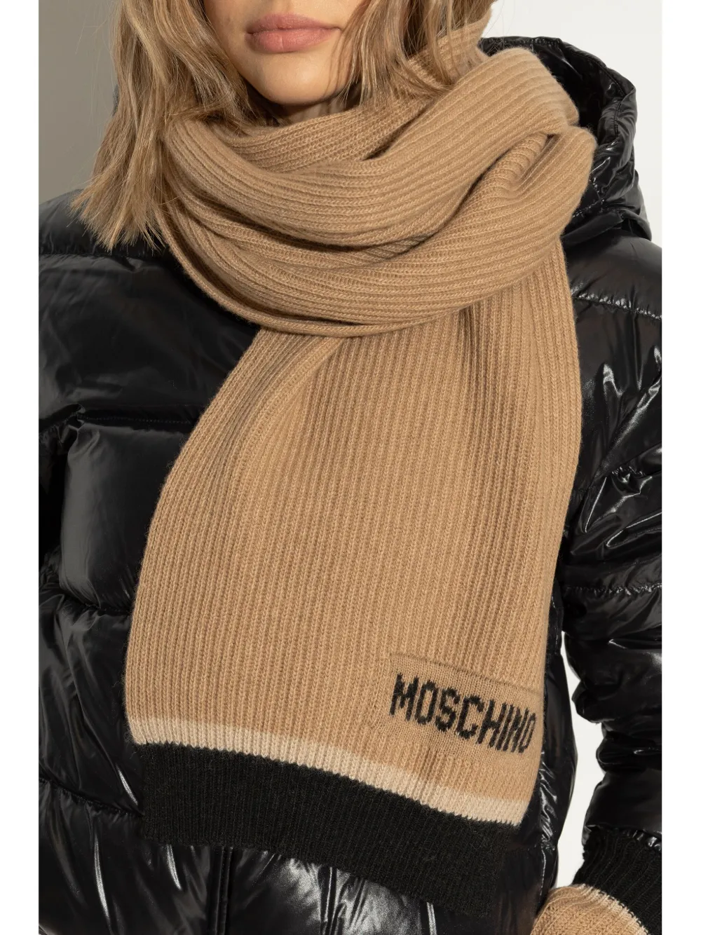 Moschino intarsia-knit logo ribbed-knit scarf - Beige