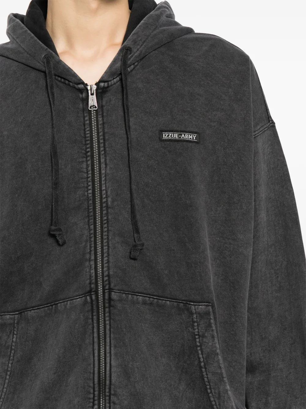 izzue Jack met geborduurd logo Zwart
