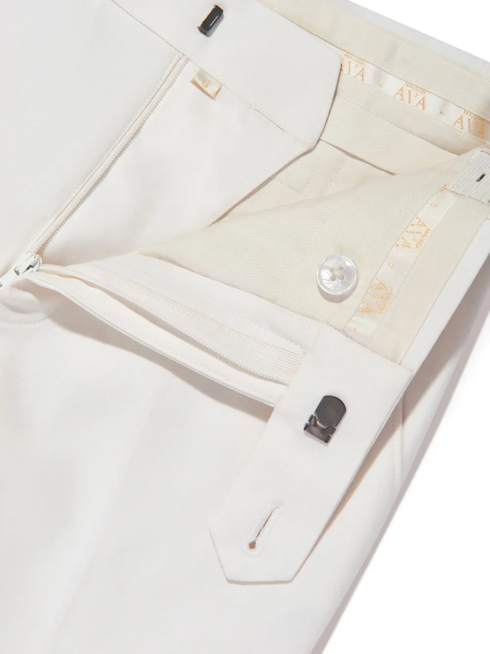 MAISON AVA Broek met geborduurd logo Wit