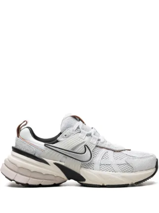 Nike V2K Run “Pure Platinum／Chrome” スニーカー | ホワイト