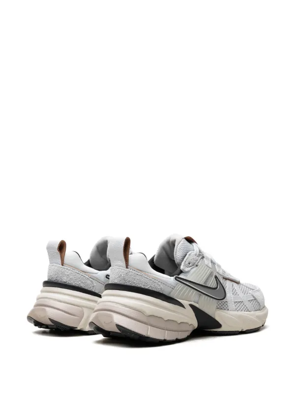 NIKE【送料込】大人気☆V2K RUN WMNS PURE PLATINUM LLIC Nike V2K Run White Pure Platinum Light Photo Blue (Women's