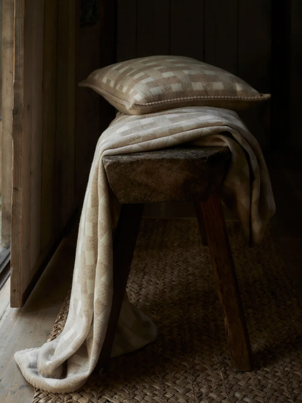 Johnstons Of Elgin Wool-cashmere Basketweave Cushion In Neutrals