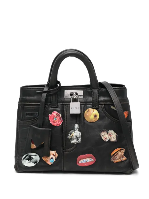 Medea tote Nina pequeña