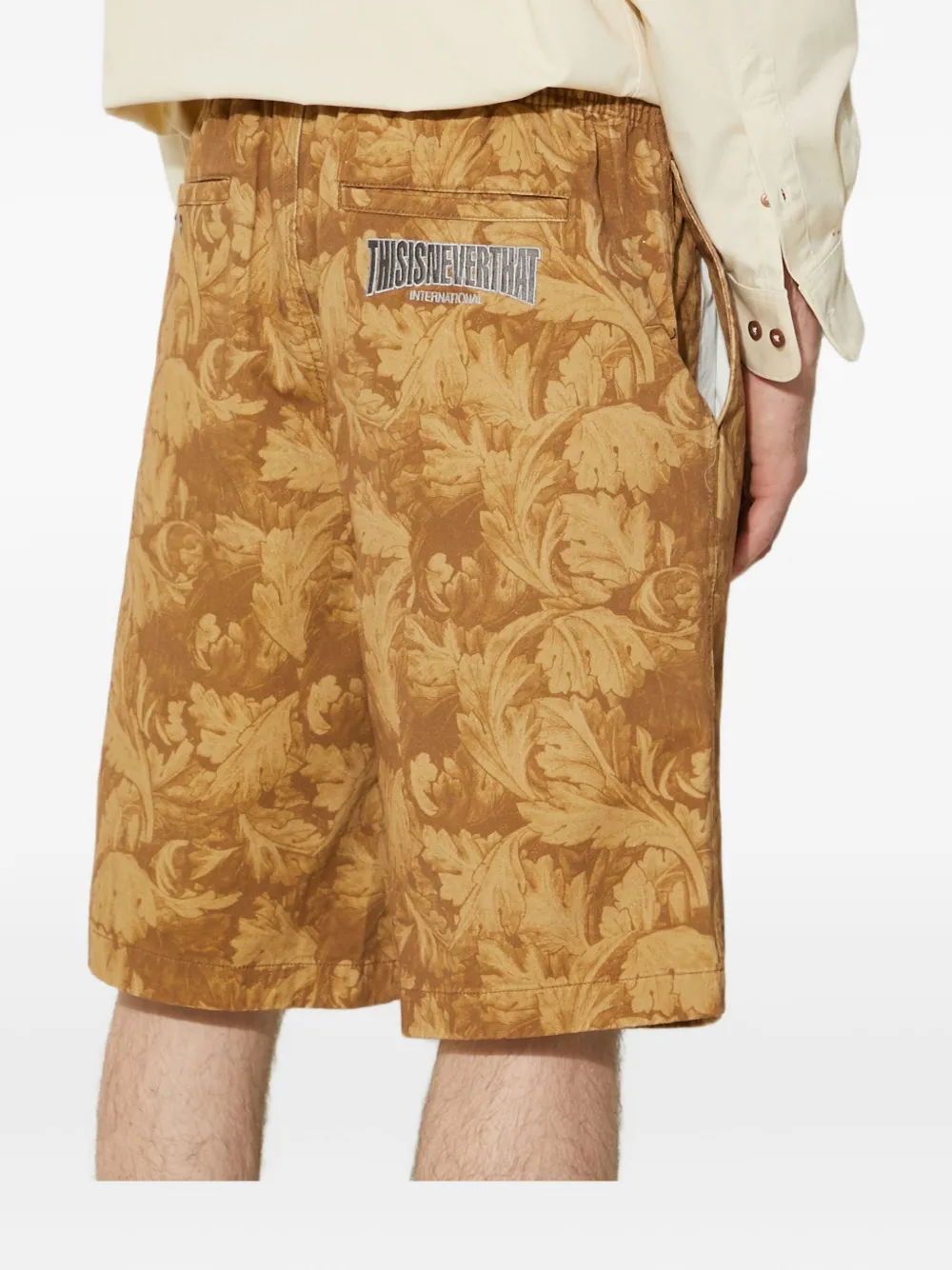 This Is Never That Shorts met bloemen-logo Bruin