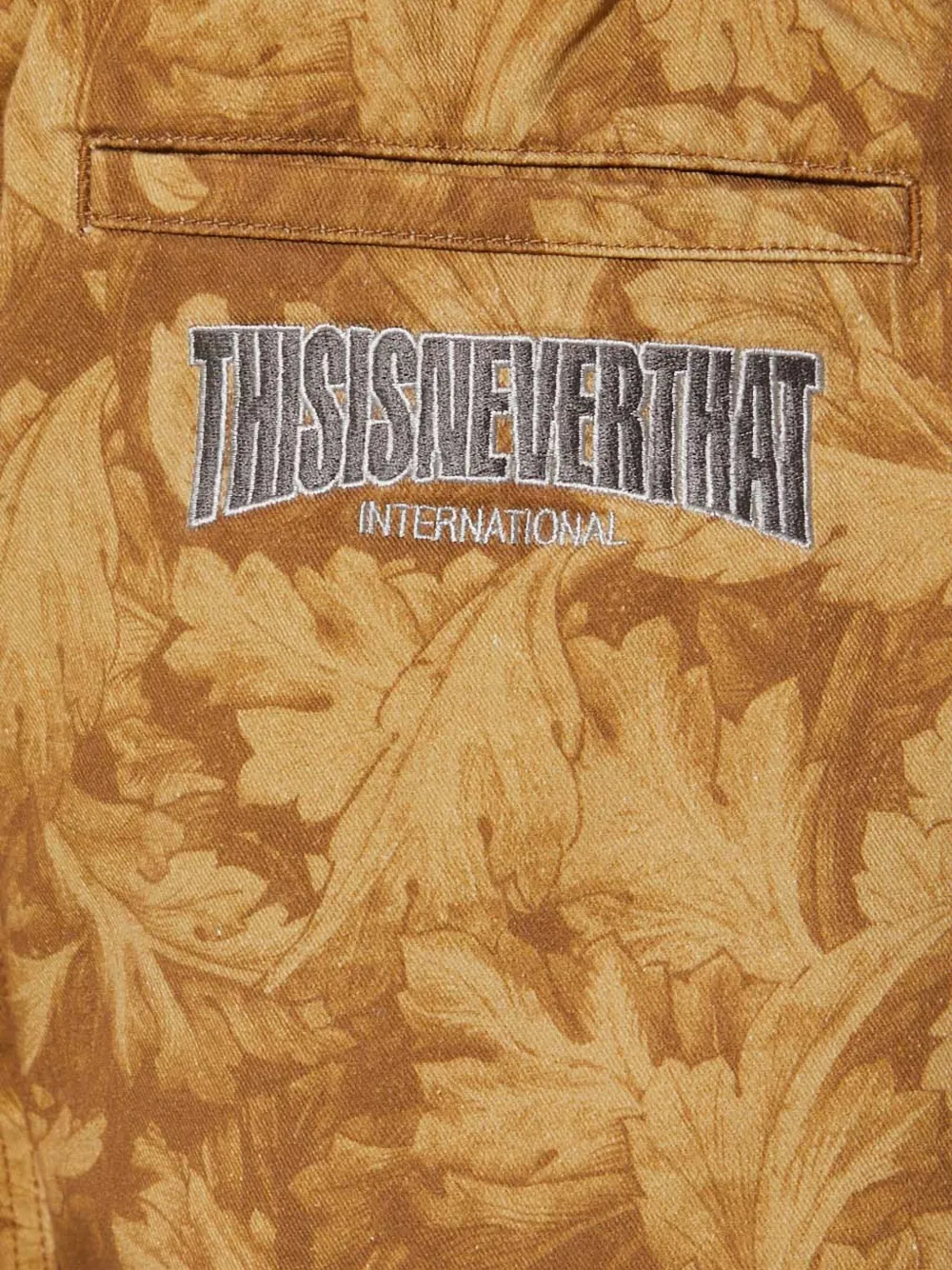 This Is Never That Shorts met bloemen-logo Bruin