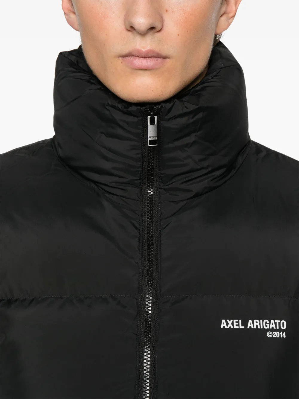 Axel Arigato Donsjack met hoge hals Zwart