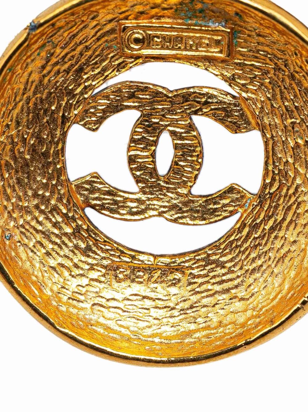 Pre-owned Chanel 1970-1980 Gold Plated Cc Round Pendant Costume Necklace In 金色