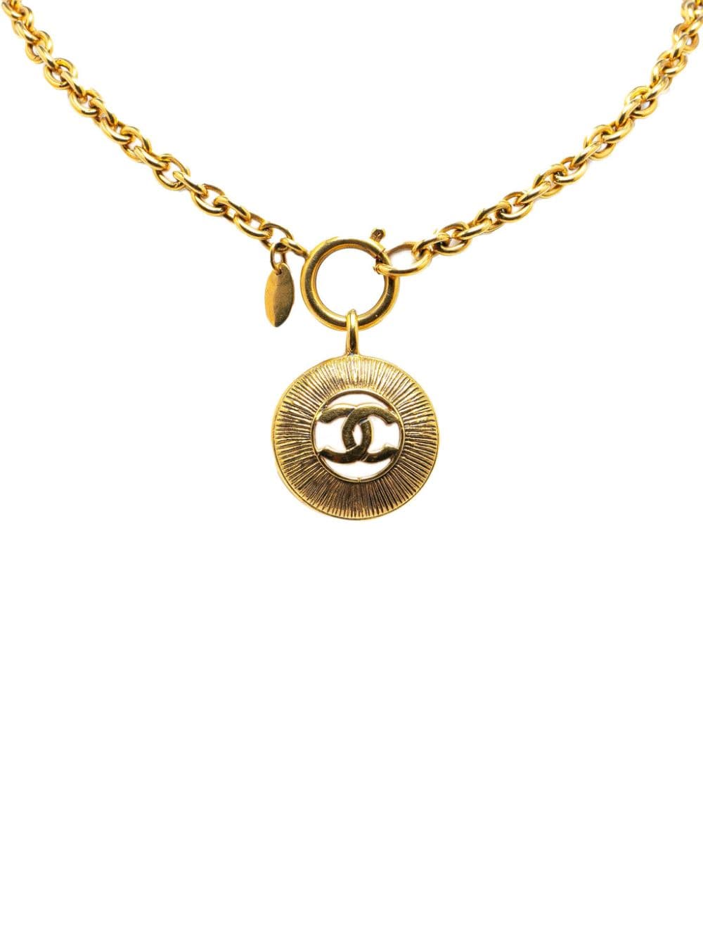 Pre-owned Chanel 1970-1980 Gold Plated Cc Round Pendant Costume Necklace In 金色