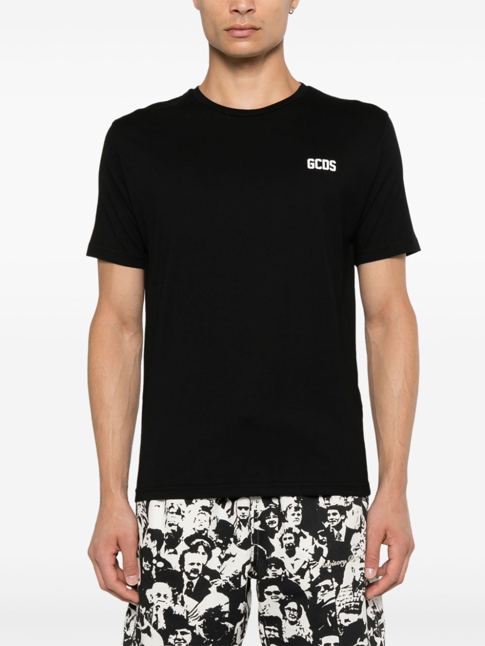 Shop Gcds Low Band Logo T-shirt In Black