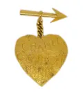 CHANEL Pre-Owned 1993 logo-engraved heart brooch - Gold