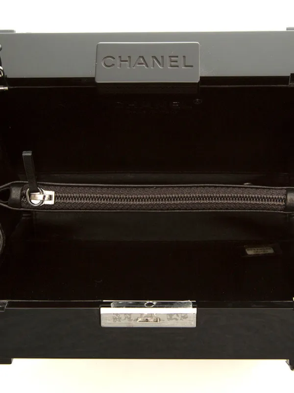 CHANEL ブラックレザー ボディバッグ CHANEL ブラックレザー ボディバッグ