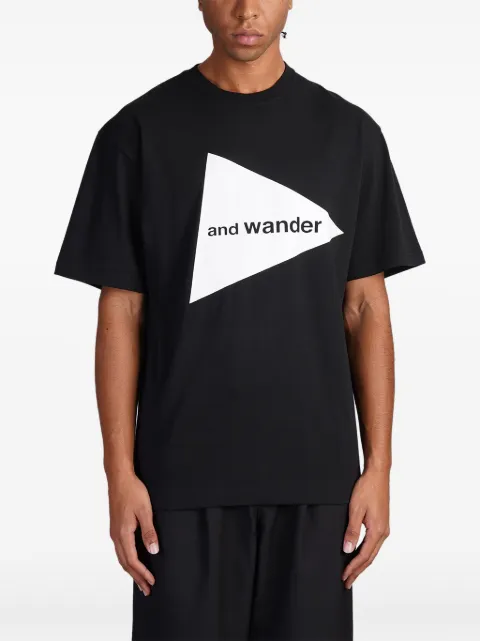 and Wander playera con logo estampado