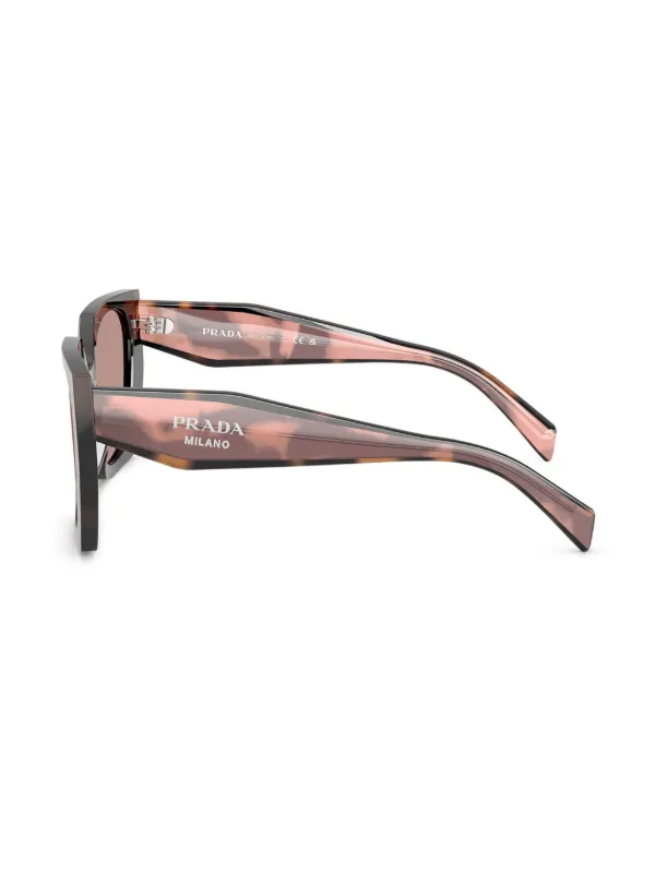 Prada Eyewear スクエアフレーム サングラス | ブラウン | FARFETCH JP