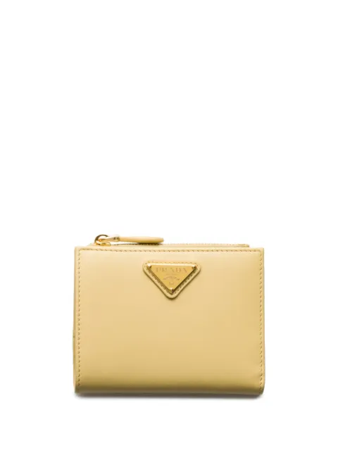 Prada cartera con placa del logo
