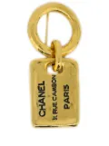 CHANEL Pre-Owned 1980-1990 Rue Cambon plaque brooch - Gold