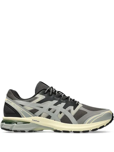 ASICS tenis con parche del logo