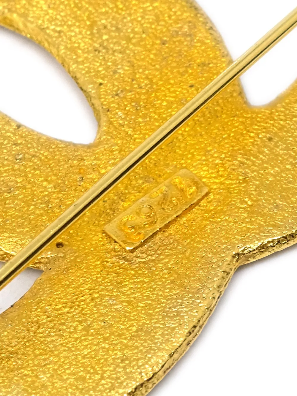 Pre-owned Chanel 1994 Logo-embossed Cc Brooch In Gold