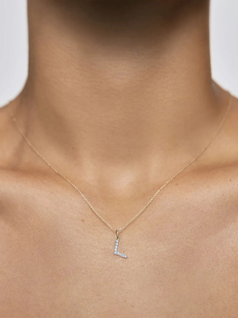Monica Vinader dije L en oro amarillo de 14kt con diamantes de laboratorio | Joyas de lujo | Image 2