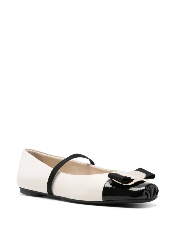 Ferragamo ヴァラリボン フラットシューズ | ニュートラル | FARFETCH JP