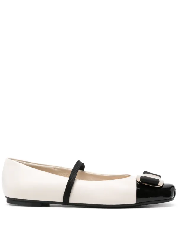 Ferragamo New Vara フラットパンプス | ニュートラル | FARFETCH JP
