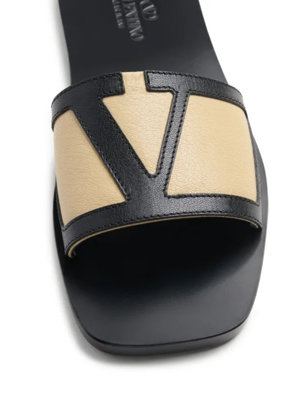【注目】VALENTINO GARAVANI Vロゴ シグネチャー サンダル Valentino Garavani Vロゴ シグネチャー サンダル | ブラック