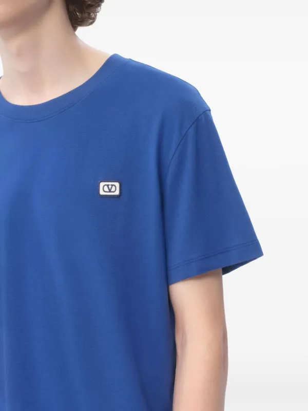 【VALENTINO GARAVANI】Vロゴパッチ コットン Tシャツ ブルー Valentino Garavani Vロゴ Tシャツ | ブルー | FARFETCH JP