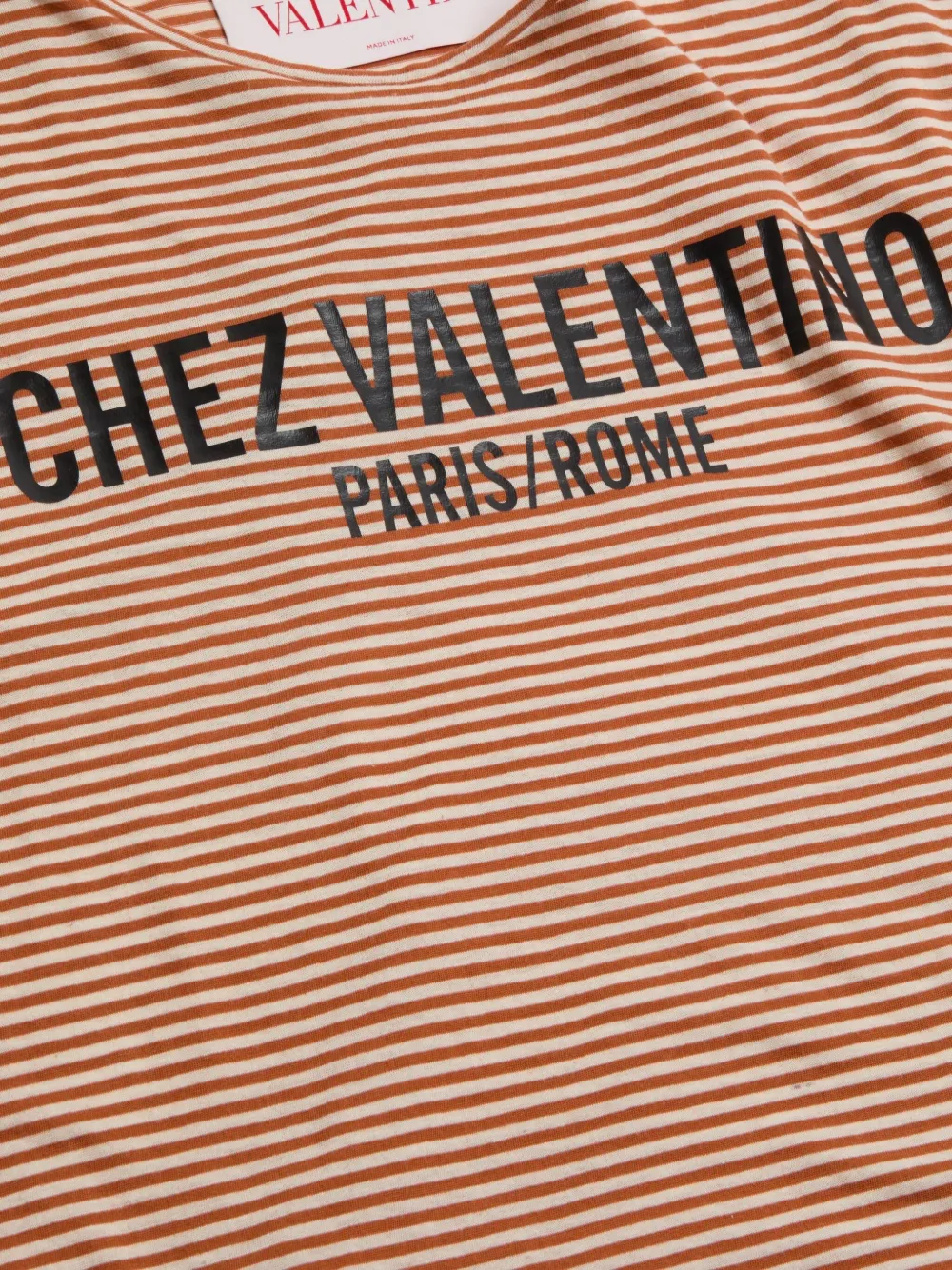 Valentino Garavani playera a rayas con estampado Chez | Playeras | Image 2