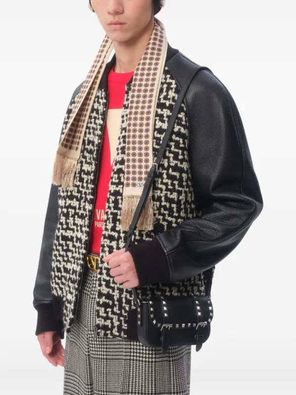 VALENTINO GARAVANI ブラックビジネスバッグ Valentino Garavani Studded Leather Phone Bag | Black | FARFETCH