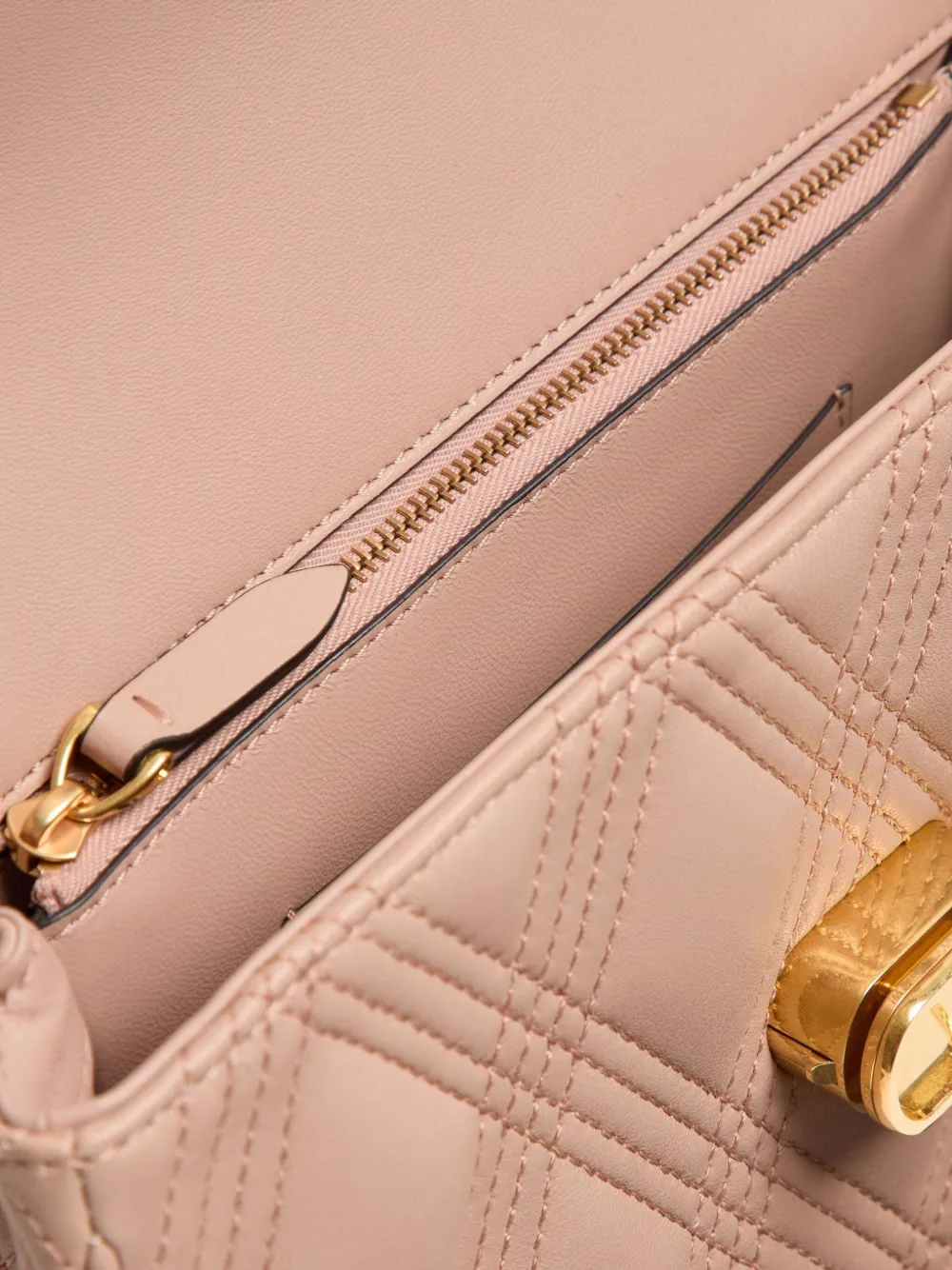 Valentino Garavani Medium Quiltie 67 schoudertas Roze