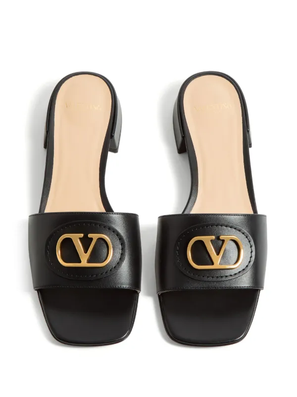 Valentino Garavani Vロゴ サンダル | ブラック | FARFETCH JP