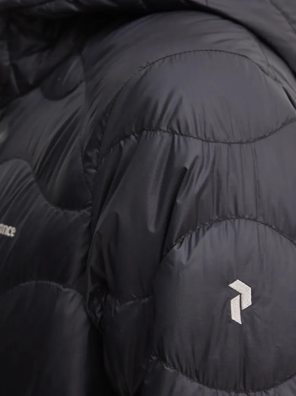 Peak Performance Helium gewatteerd jack met capuchon Zwart