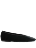 TOTEME Minimalist velvet ballerina shoes - Black