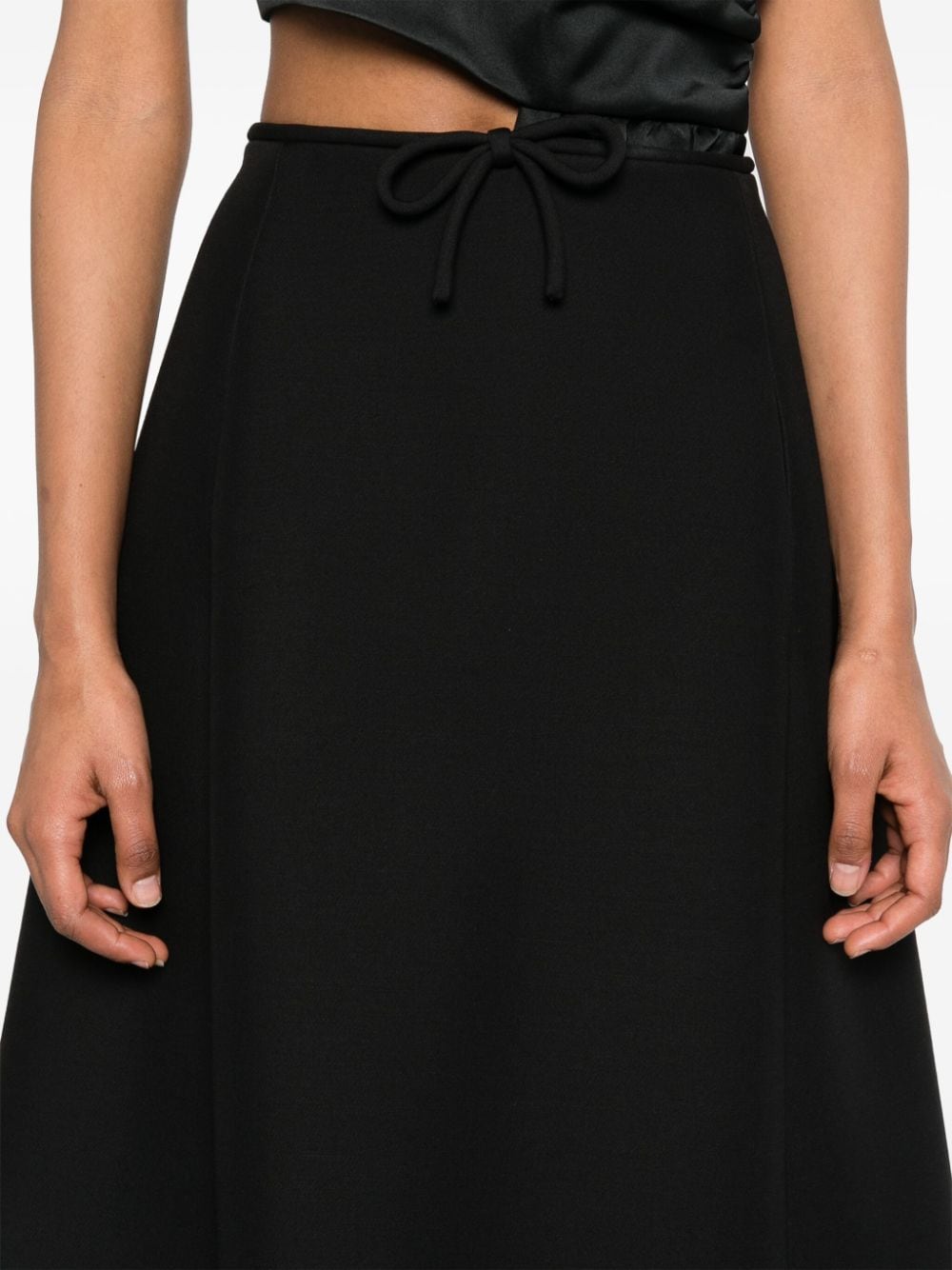 Shop Valentino Bow-detailed Midi Skirt In Schwarz