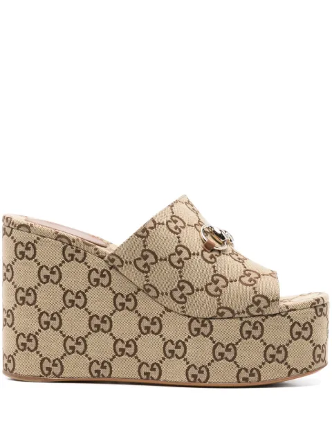 Gucci حذاء مفتوح بزينة حلية معدنية وكعب 105 ملم