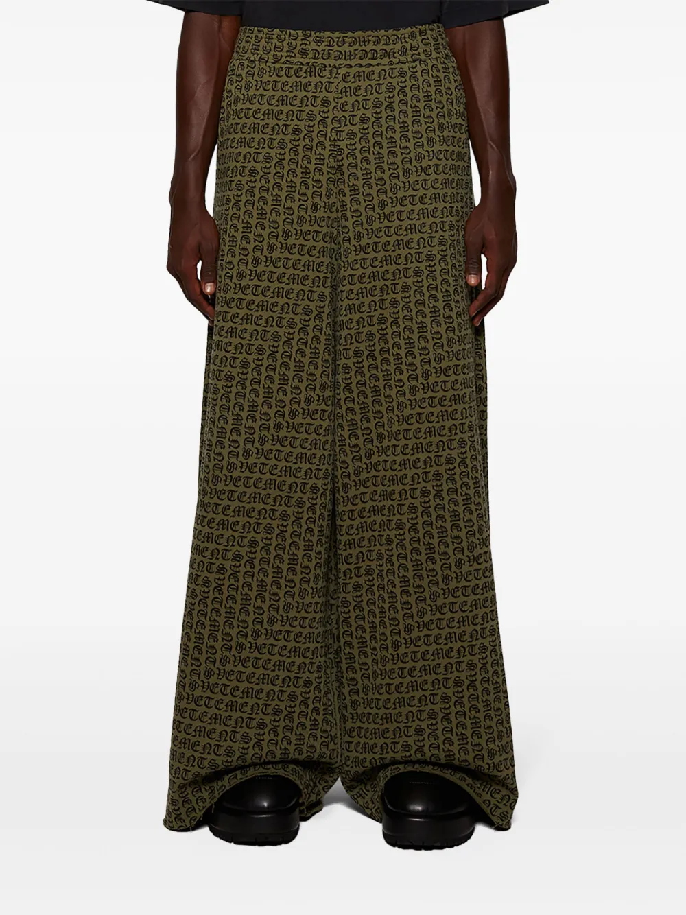 VETEMENTS Katoenen broek met monogramprint en wijde pijpen Groen