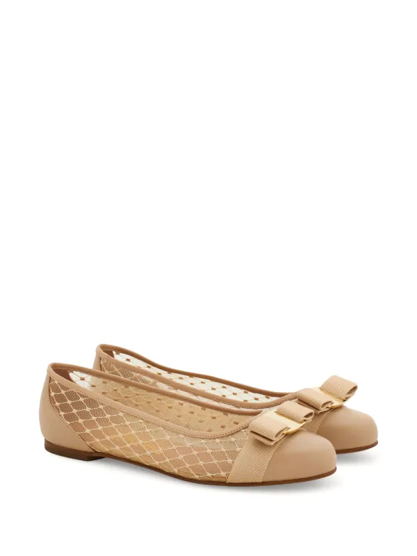Ferragamo Varina フラットパンプス | ニュートラル | FARFETCH JP