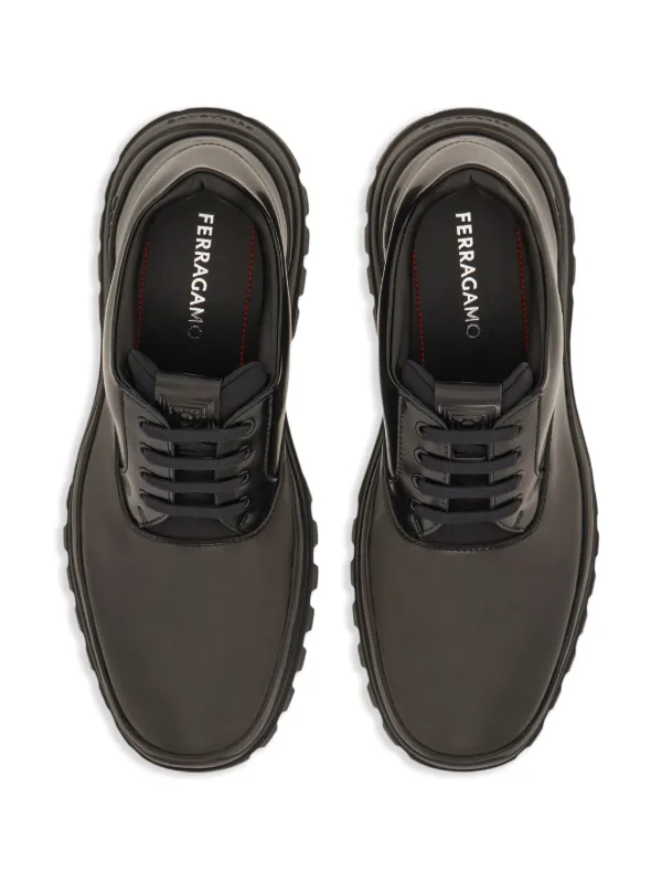 直営店☆Ferragamo☆ エンボスロゴ レザー ダービーシューズ Ferragamo レザー ダービーシューズ | ブルー | FARFETCH JP