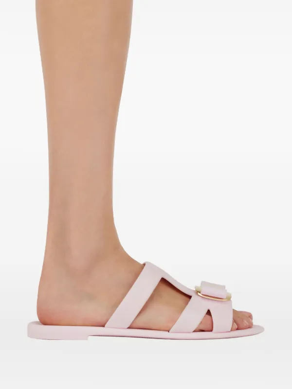 Ferragamo ピンクベージュ ストラップサンダル
