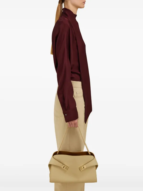 ショルダーバッグ・ポシェット FERRAGAMO HUG SH S\nShoulder Bag\n34,0x15,5x25,5 Ferragamo Hug ショルダーバッグ S | ニュートラル | FARFETCH JP