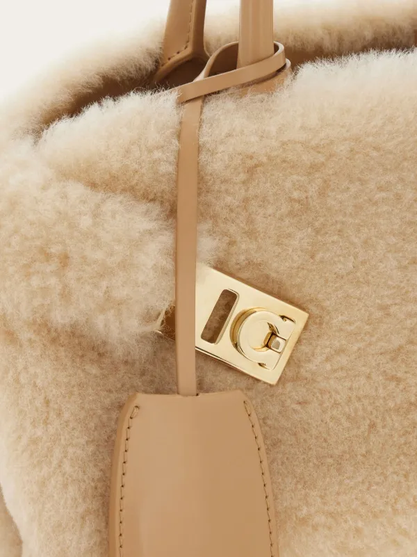 関税込【Ferragamo】ミニ ハグ トップハンドルバッグ ベージュ Ferragamo Hug Mini Bag | Neutrals | FARFETCH