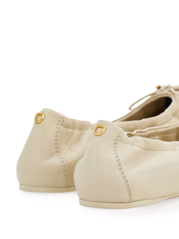 SalvatoreFerragamo レザーフラットシューズ Ferragamo レザー フラットシューズ | グリーン | FARFETCH JP