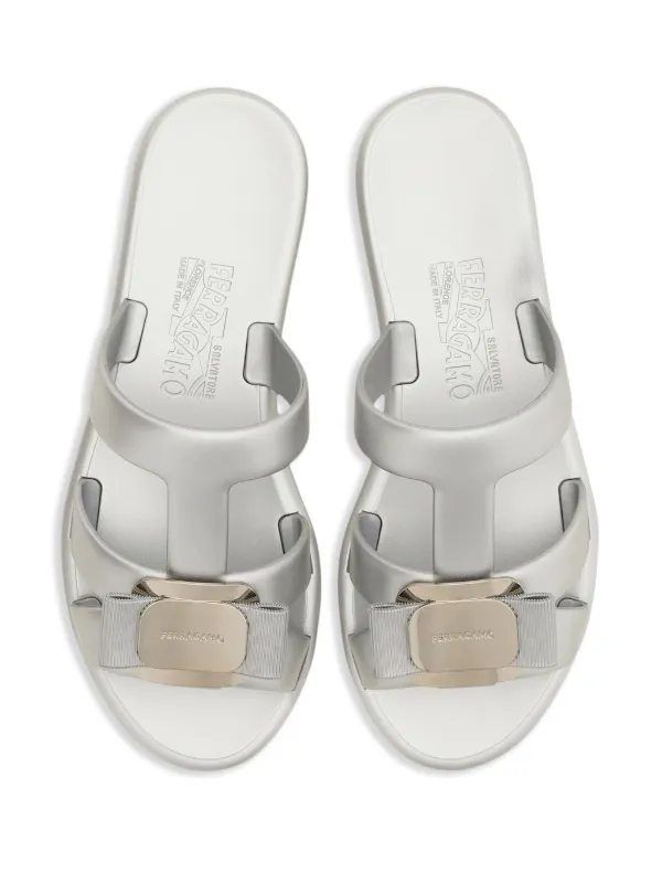 ★25SS Ferragamo VARA PLATE NEW ラウンドトゥ ロゴ サンダル Ferragamo New Vara Plate Sandals | Black | FARFETCH