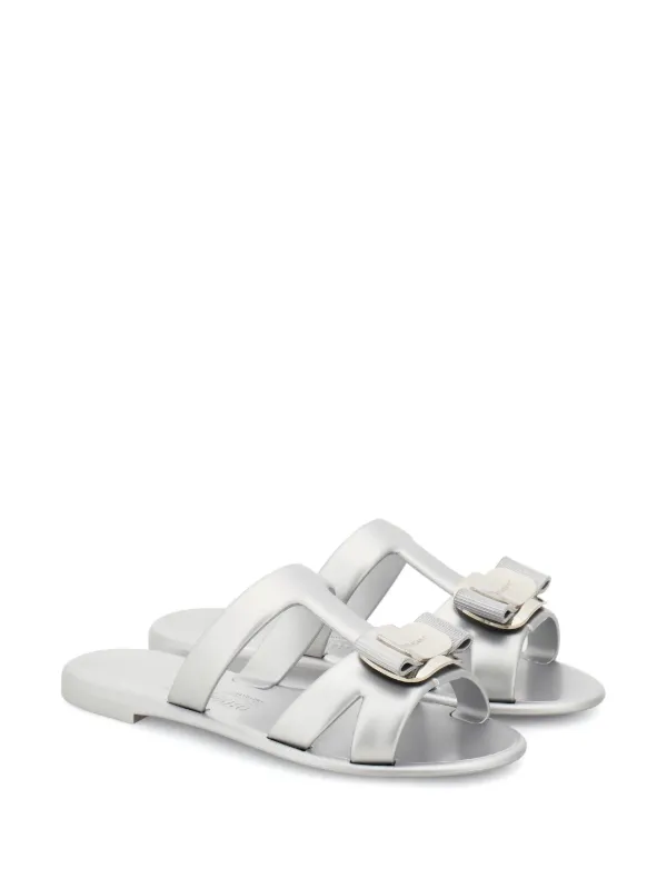 サンダル・ミュール FERRAGAMO SLIDE NEW VARA PLATE Ferragamo New Vara Plate Slides | Silver | FARFETCH