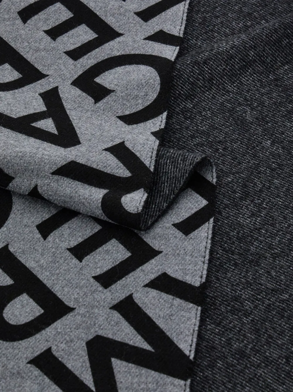 Ferragamo Omkeerbare sjaal met logo Grijs