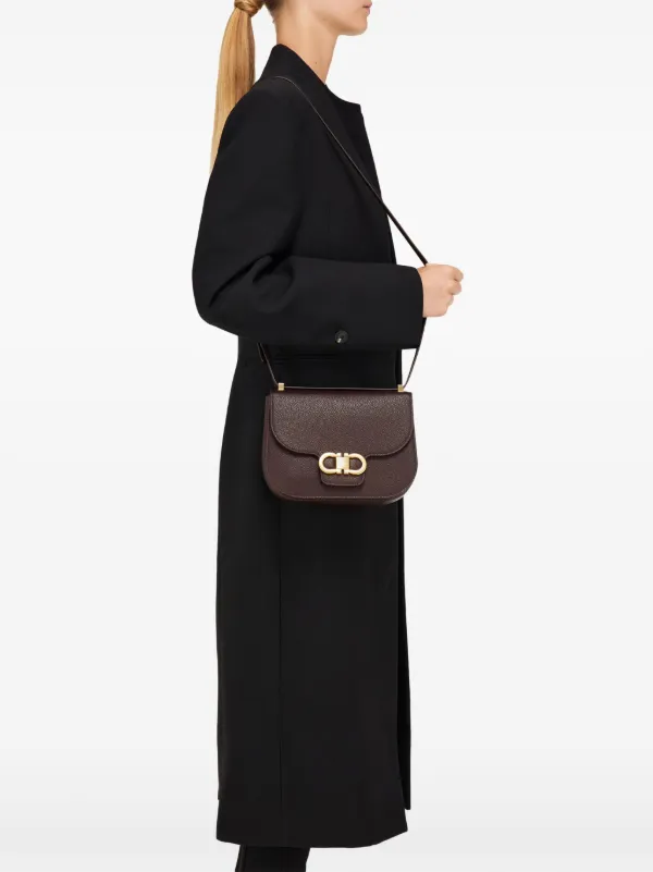 高級感溢れる ☆FERRAGAMO Double Gancini crossbody bag Ferragamo | Double Gancini crossbody bag | Savannahs